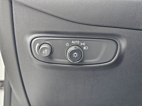 Used 2023 Chevrolet Equinox LS image 2