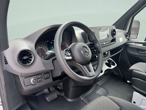 Used 2024 Mercedes-Benz Sprinter 2500 image 23