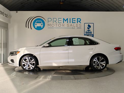 Used 2021 Volkswagen Passat 2.0T SE image 2