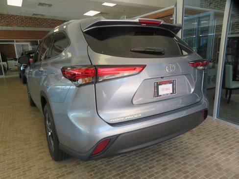 Used 2021 Toyota Highlander XLE FWD image 6