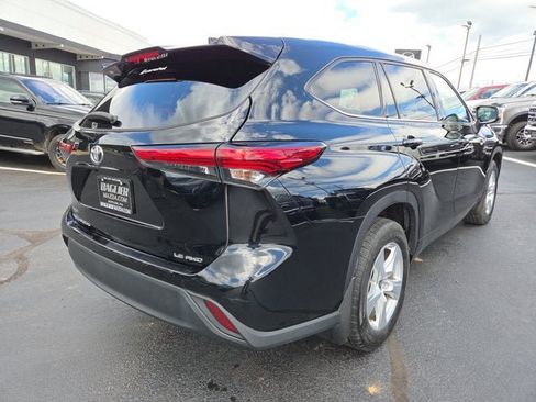 Used 2021 Toyota Highlander LE AWD/4WD image 5