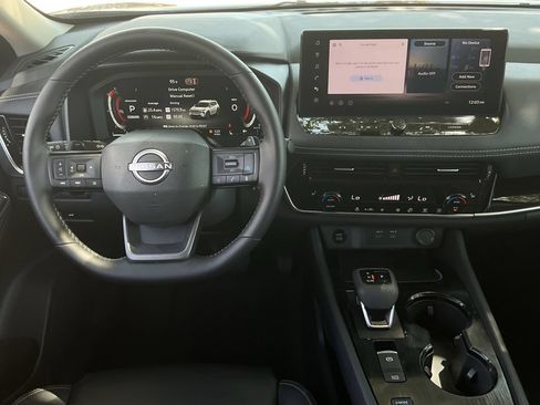 Used 2025 Nissan Rogue SV FWD image 12