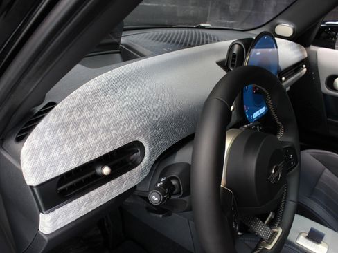 Used 2025 MINI Cooper S image 32