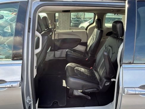 Used 2017 Chrysler Pacifica Touring-L Plus w/ Uconnect Theatre Group image 7