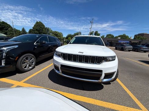 Used 2021 Jeep Grand Cherokee L Limited AWD/4WD image 2