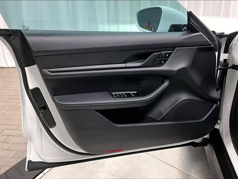 Used 2022 Porsche Taycan image 24