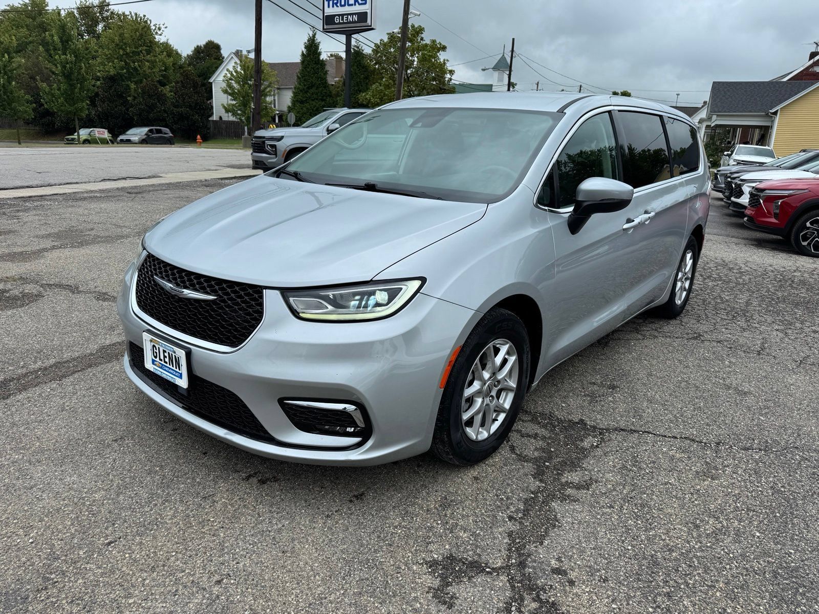 Used 2023 Chrysler Pacifica Touring-L FWD image 2