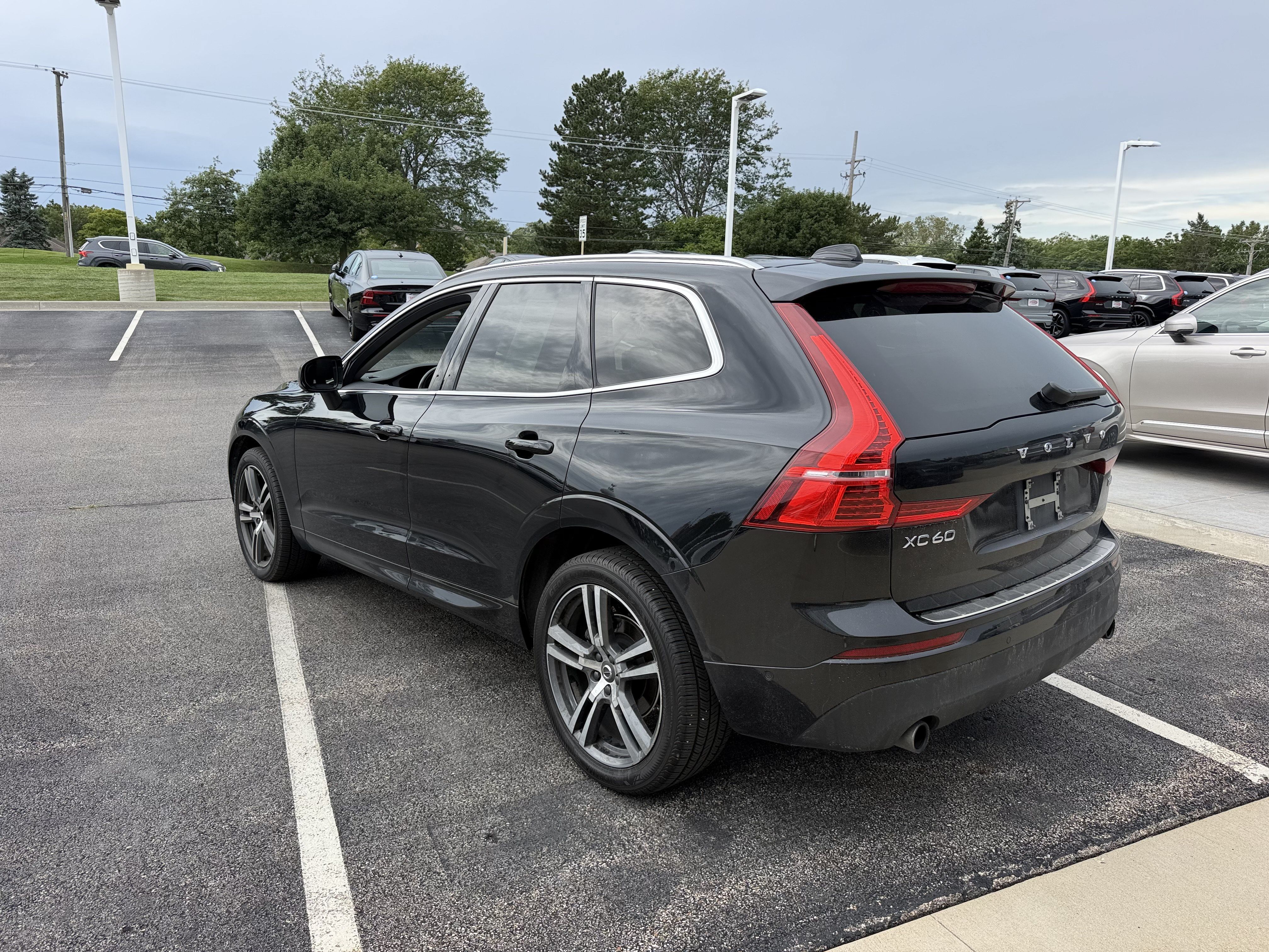Used 2018 Volvo XC60 T5 Momentum w/ Convenience Package AWD/4WD image 5