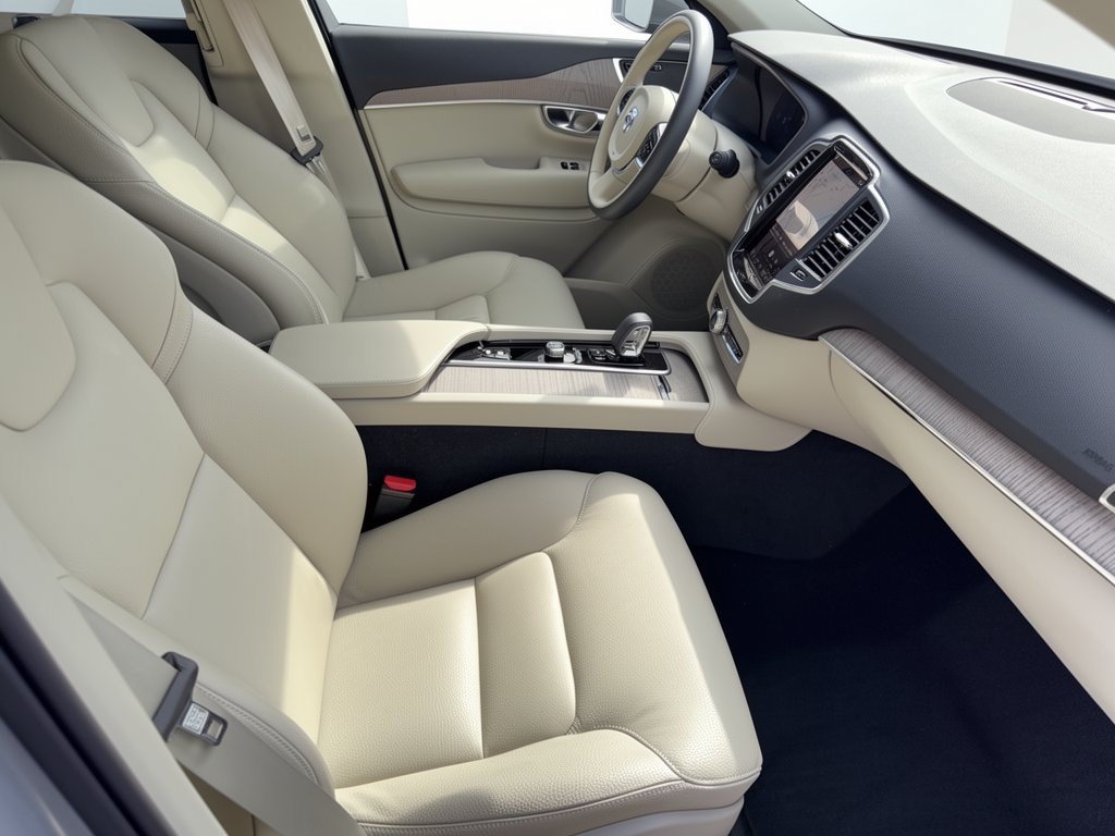 Certified 2025 Volvo XC90 B6 Core AWD/4WD image 30