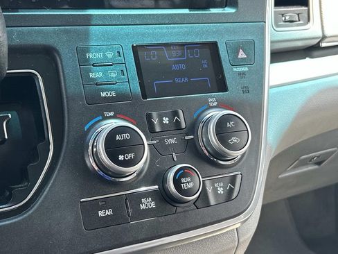 Used 2017 Toyota Sienna LE FWD image 31