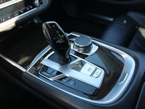 Used 2018 BMW 750i image 23