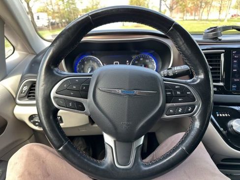 Used 2019 Chrysler Pacifica Touring-L w/ Advanced Safetytec Group image 45