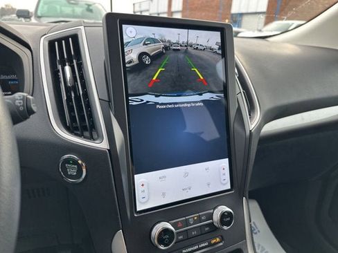 Used 2024 Ford Edge SE image 3