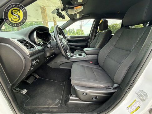 Used 2019 Jeep Grand Cherokee Laredo AWD/4WD image 11