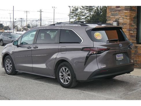 Used 2023 Toyota Sienna LE image 5