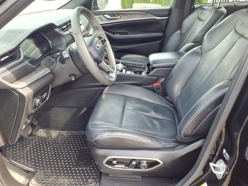 Used 2023 Jeep Grand Cherokee Overland w/ Luxury Tech Group IV AWD/4WD image 9