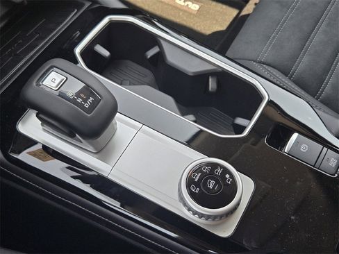 New 2025 Mitsubishi Outlander SE image 15