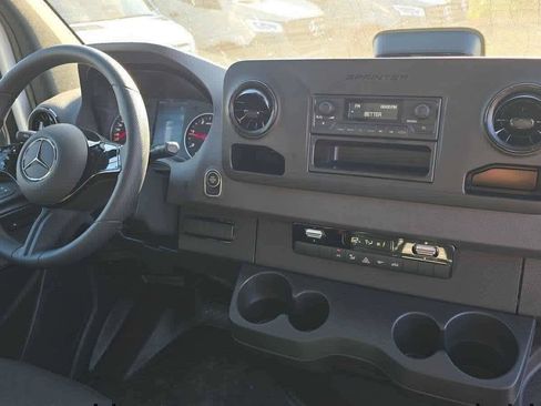 Used 2025 Mercedes-Benz Sprinter 2500 image 11