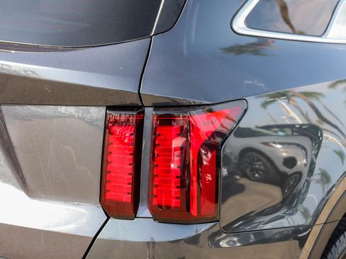 Used 2022 Kia Sorento LX AWD/4WD image 9