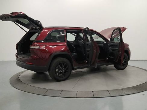Used 2025 Jeep Grand Cherokee Altitude AWD/4WD image 16
