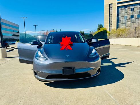Used 2022 Tesla Model Y Long Range AWD/4WD image 31