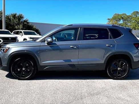 Certified 2025 Volkswagen Taos SE w/ Panoramic Sunroof Package image 8