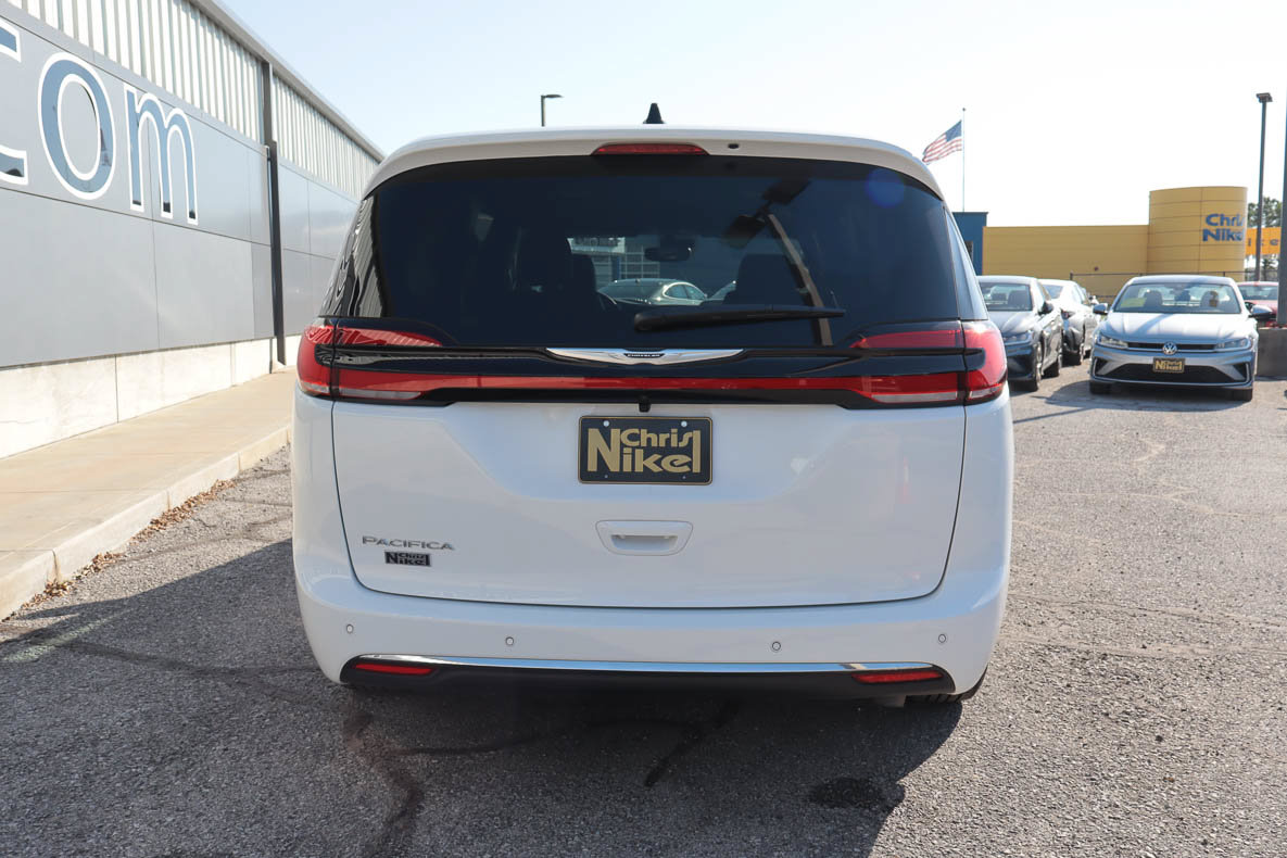Used 2026 Chrysler Pacifica Select FWD image 5