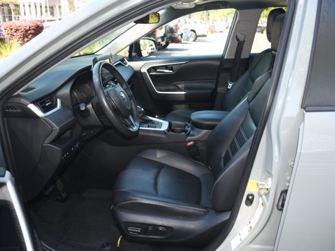 Used 2021 Toyota RAV4 XLE Premium image 8