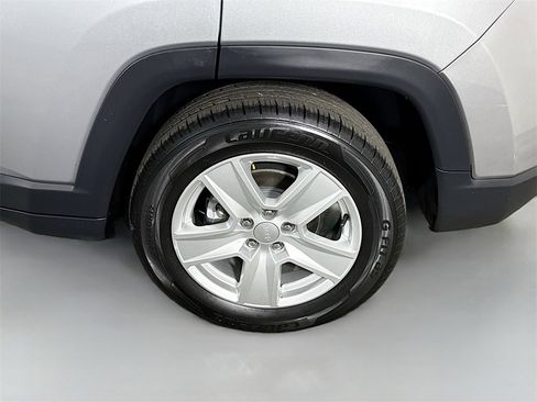 Used 2022 Jeep Compass Latitude image 32