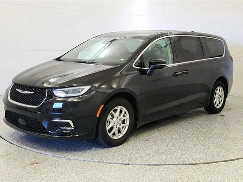 Used 2023 Chrysler Pacifica Touring-L FWD image 3