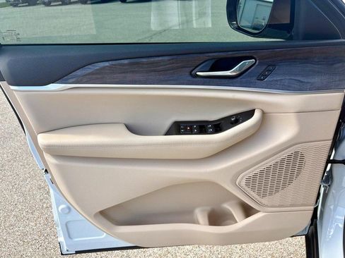 Used 2025 Jeep Grand Cherokee Limited w/ Luxury Tech Group II image 16