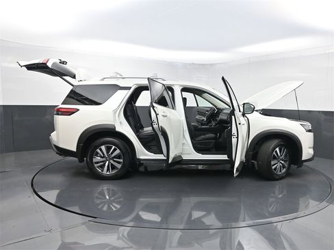 Used 2024 Nissan Pathfinder SL image 38