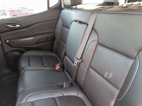 Used 2023 GMC Acadia SLT image 16