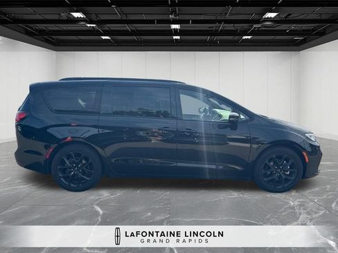 Used 2025 Chrysler Pacifica Limited FWD image 6