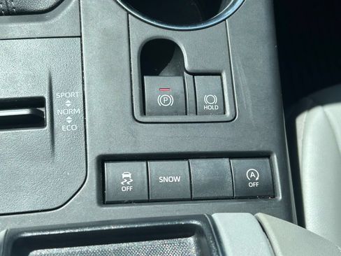 Used 2022 Toyota Highlander XLE FWD image 29