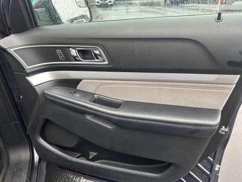 Used 2017 Ford Explorer XLT w/ XLT Appearance Package image 23