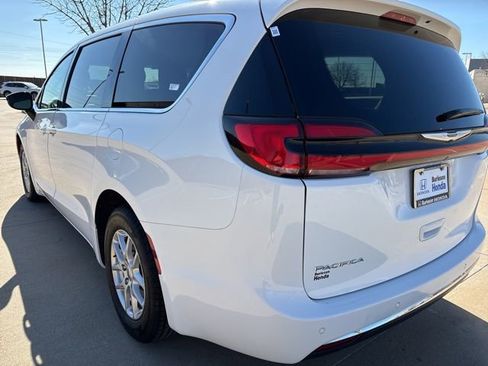 Used 2024 Chrysler Pacifica Touring-L image 4