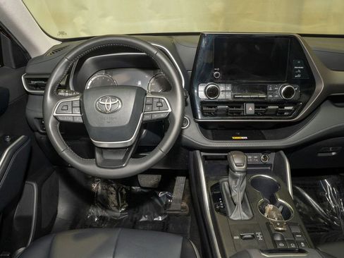 Certified 2024 Toyota Highlander XLE image 7