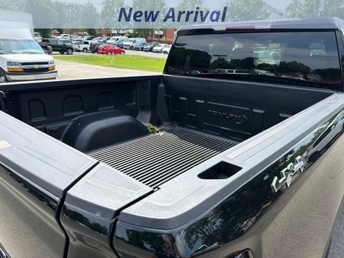 Used 2025 GMC Sierra 1500 SLT AWD/4WD image 8