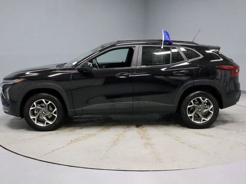Used 2025 Chevrolet Trax LT w/ LT Convenience Package FWD image 8