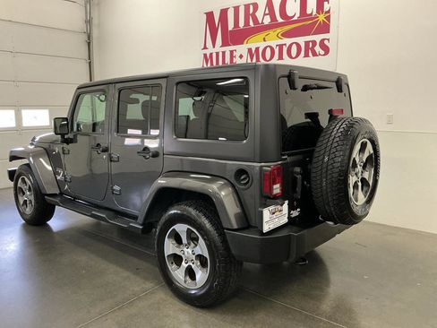 Used 2017 Jeep Wrangler Unlimited Sahara w/ Connectivity Group AWD/4WD image 4