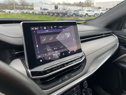 Used 2024 Jeep Compass Limited image 8