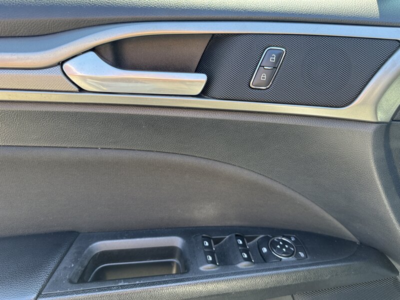Used 2019 Ford Fusion SE FWD image 19