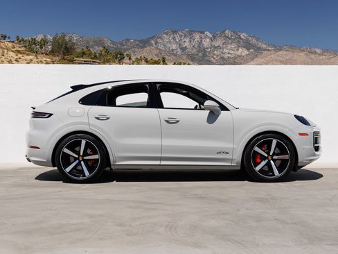 Certified 2026 Porsche Cayenne GTS AWD/4WD image 8