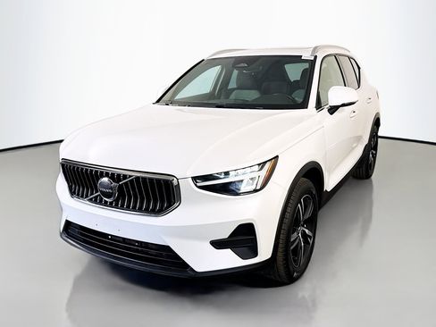 Used 2025 Volvo XC40 B5 Core image 4