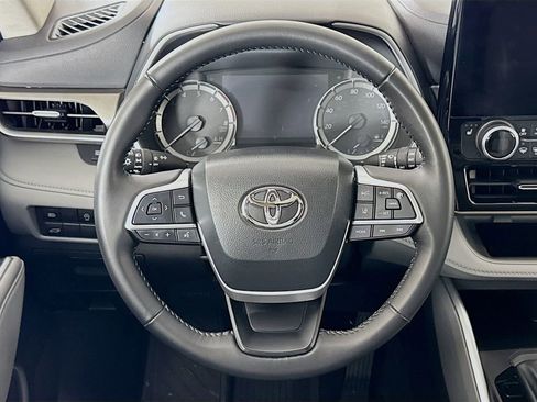 Certified 2023 Toyota Highlander XLE image 12