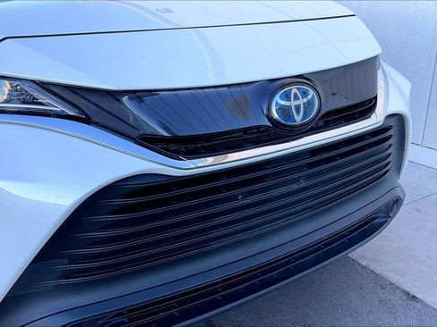 Used 2021 Toyota Venza LE image 29