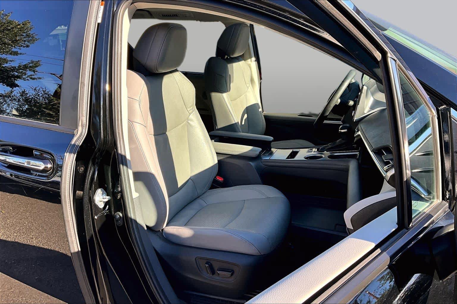 Used 2024 Toyota Sienna Limited AWD/4WD image 8
