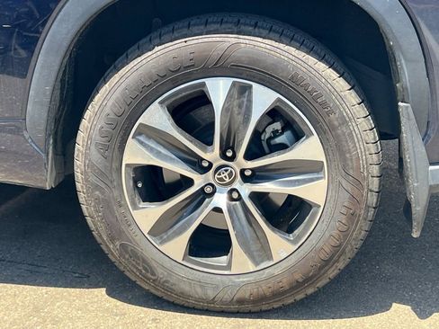 Used 2021 Toyota Highlander XLE AWD/4WD image 5