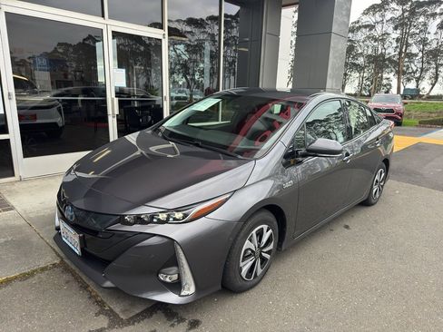 Used 2019 Toyota Prius Prime Advanced image 2